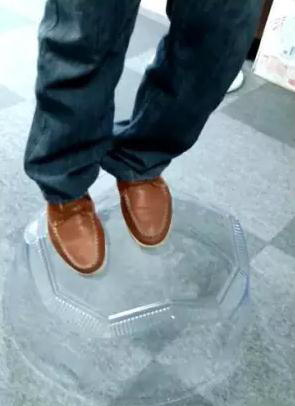 客戶在我司展廳做導(dǎo)光管采光系統(tǒng)采光罩承重體驗