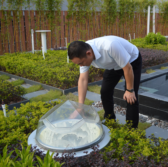 好奇的客戶在體驗這“顆”鉆石型的導光管采光系統(tǒng)